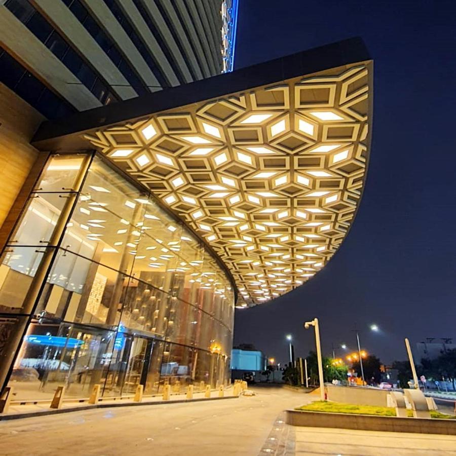 The Bentley Luxury Hotel & Suites Doha Exterior foto The main entrance of the museum