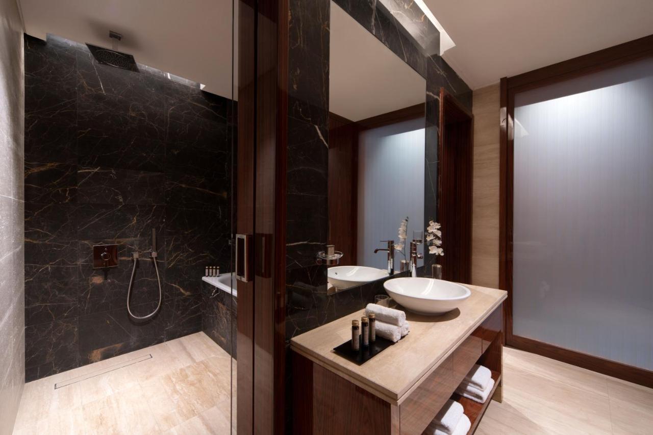 The Bentley Luxury Hotel & Suites Doha Exterior foto Bathroom