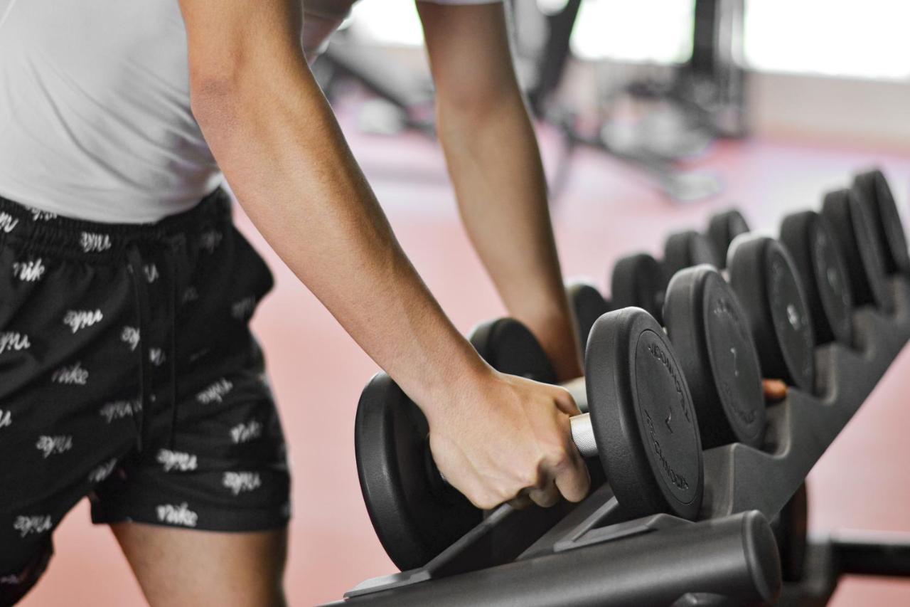 The Bentley Luxury Hotel & Suites Doha Exterior foto Dumbbell rack