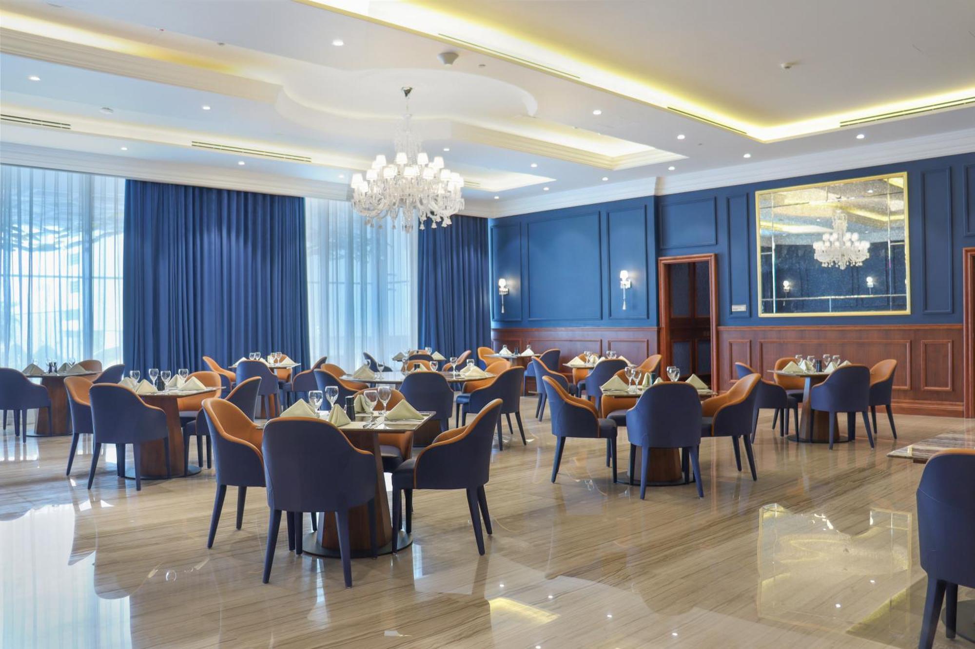 The Bentley Luxury Hotel & Suites Doha Exterior foto The restaurant at the hotel