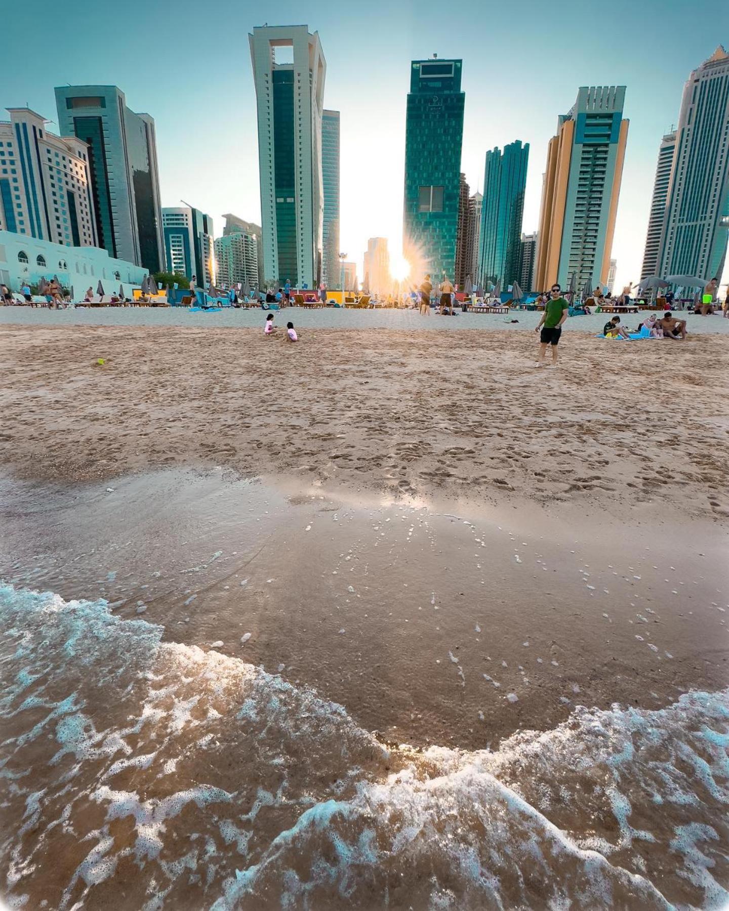 The Bentley Luxury Hotel & Suites Doha Exterior foto Sunset at Al Qudra Beach